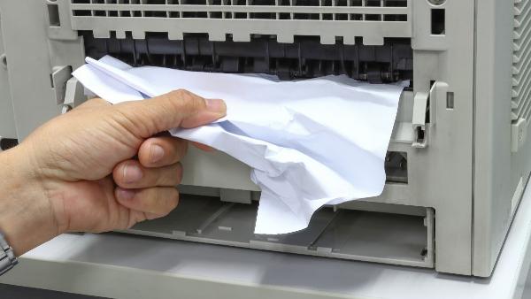 Lấy giấy kẹt trong máy in đúng cách