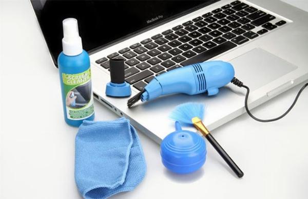 Quạt tản nhiệt laptop bám đầy bụi bẩn, ảnh hưởng đến khả năng tản nhiệt.