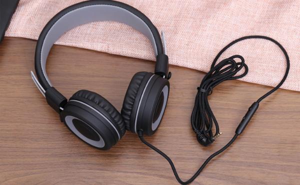 So sánh kết nối có dây và không dây cho tai nghe gaming
