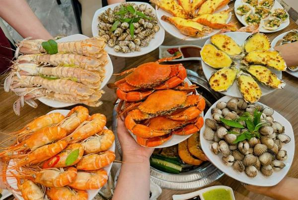 World Chef: Đầu Bếp Thượng Hạng - Hình ảnh trò chơi hiển thị một nhà hàng sang trọng với nhiều khách hàng và các món ăn được bày trí đẹp mắt.