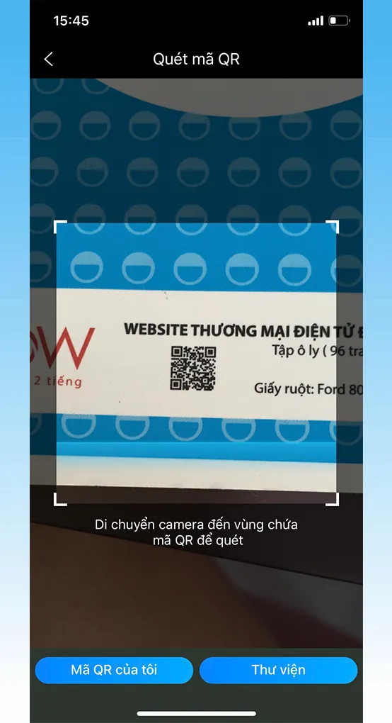 Di chuyển camera đến vùng có mã QR để quét