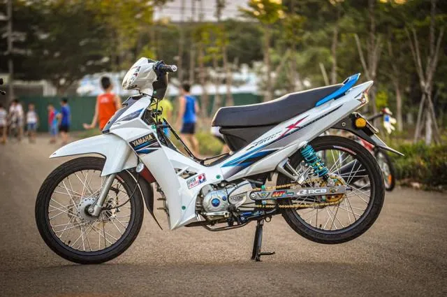 Hình ảnh chiếc xe Sirius độ kiếng màu trắng